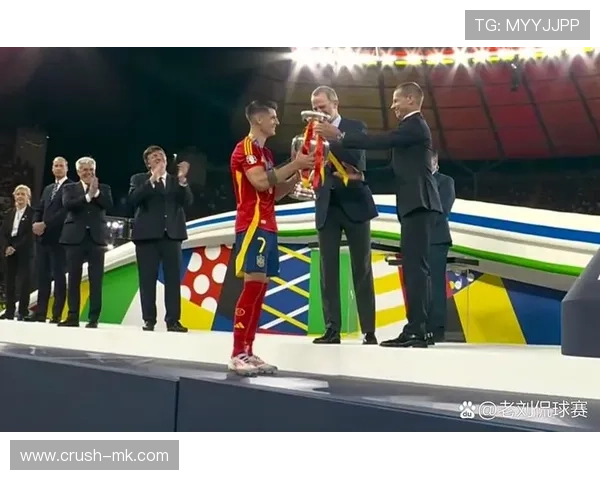 西班牙队勇夺欧洲杯冠军，实现三冠伟业