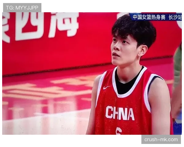 杨舒予比赛时超甜，场下居然把牛仔裤穿成了时装周主角？